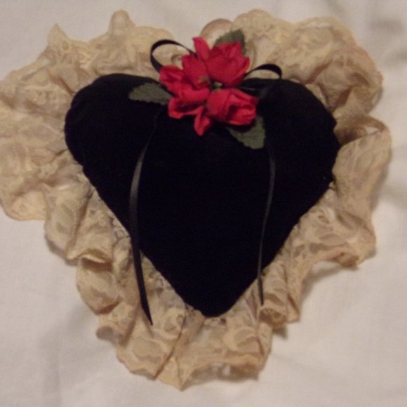 Musical Velvet & Lace Valentine Heart - Picture 1 of 1
